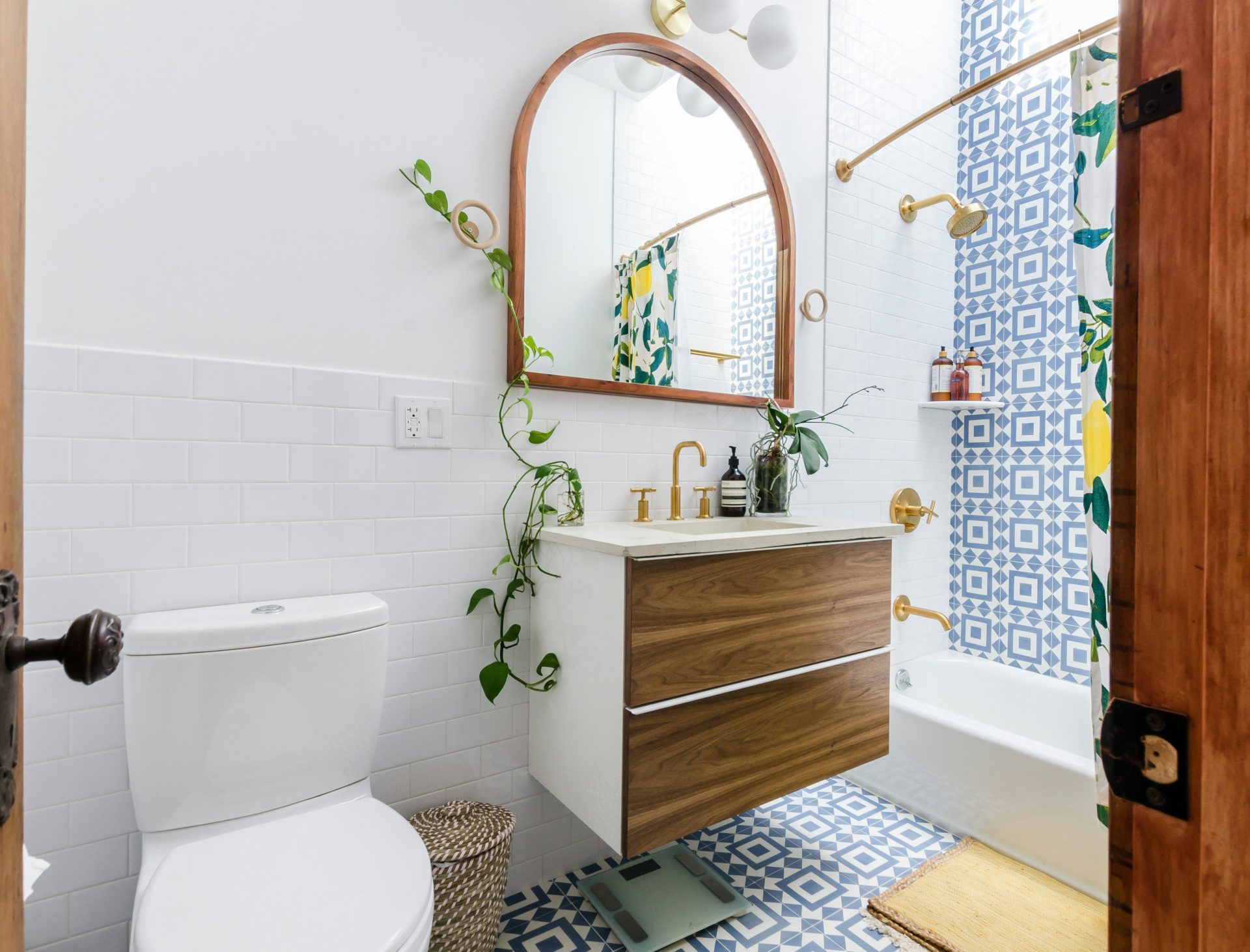 Weiße Keramik-Toilettenschüssel neben weißer Keramik-Toilettenschüssel
