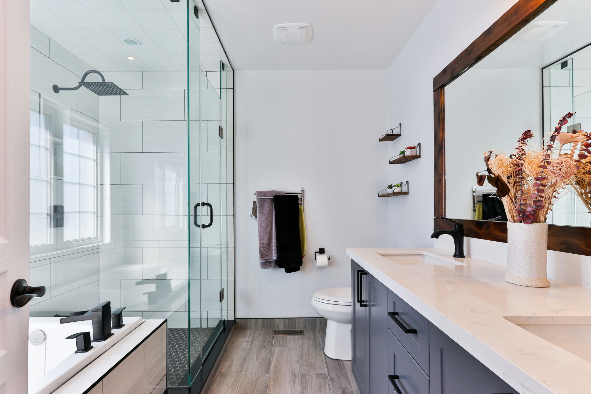 modernes Badezimmer mit Dusche und Waschtisch
